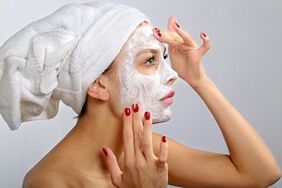 appliquer un masque pour rajeunir la peau