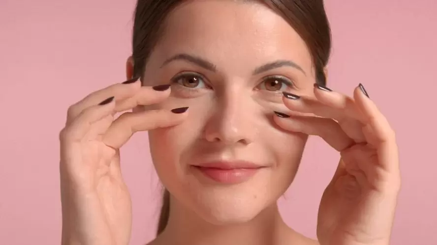 massage contre les rides autour des yeux